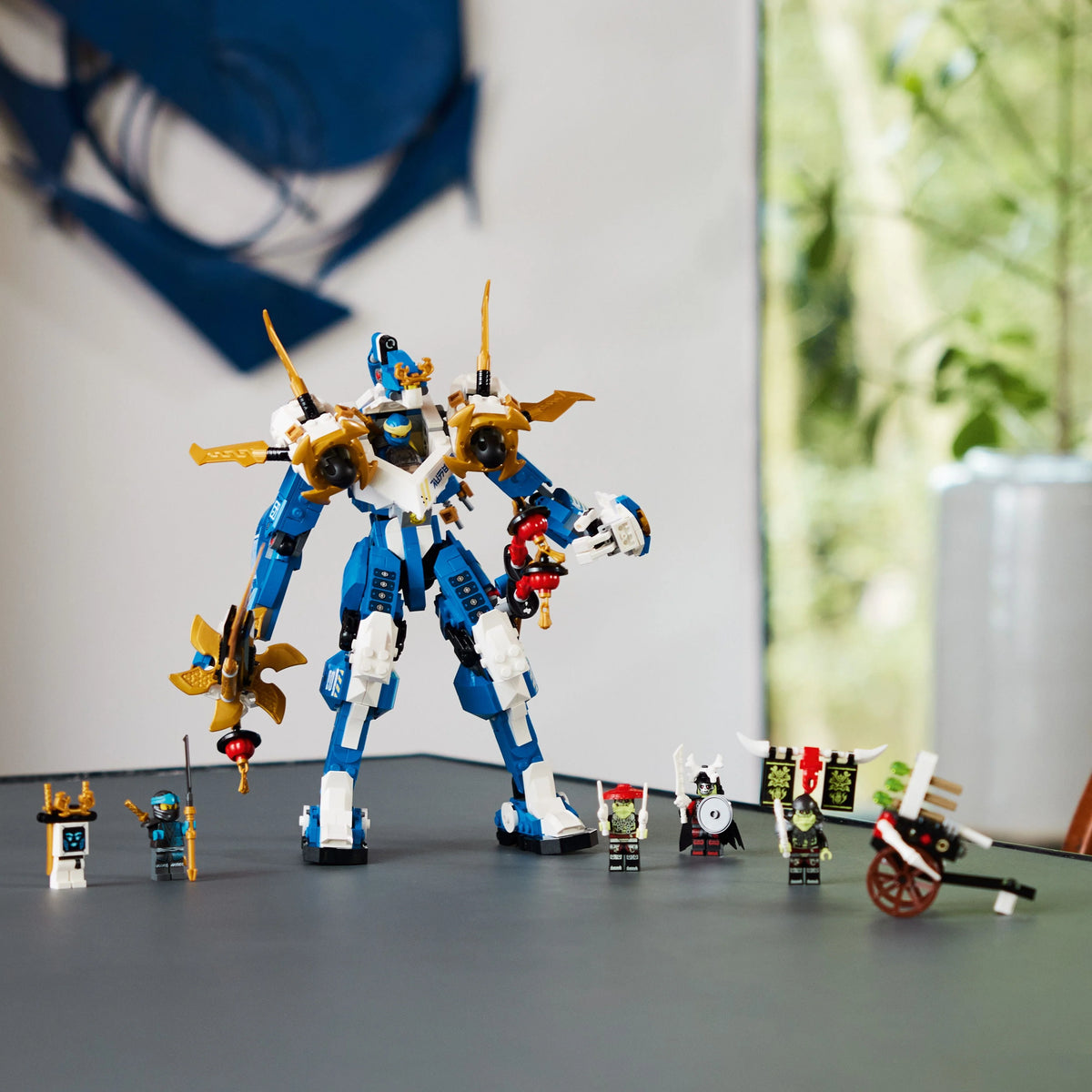 Buildable Action Figure with 5 Minifigures O84840